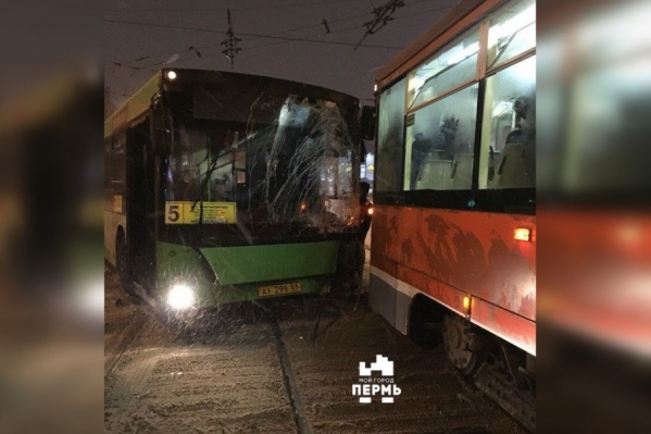 Основной удар пришелся на лобовое стекло автобуса, но там никто не пострадал Основной удар пришелся на лобовое стекло автобуса, но там никто не пострадал