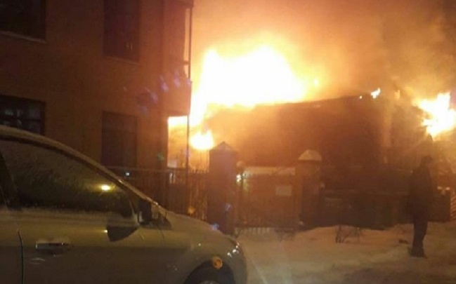 Услышали хлопок, и здание загорелось: в центре Перми произошел пожар в двухэтажном доме