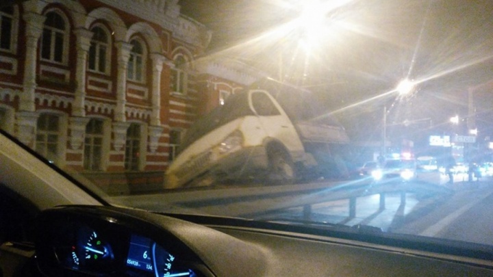 На Московском проспекте «Газель» улетела на отбойник