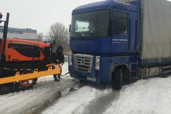 Трактор-спасатель целыми днями дежурит на дороге Трактор-спасатель целыми днями дежурит на дороге