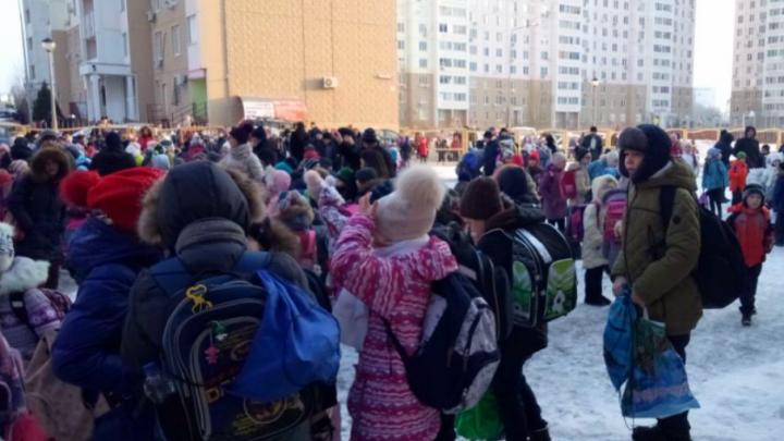 Подозрительные предметы и звонки о минировании: из ростовских школ эвакуировали учеников