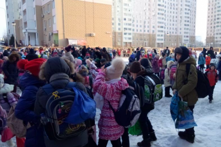 Сотни детей на Левенцовке так и не смогли сегодня попасть на первый урок