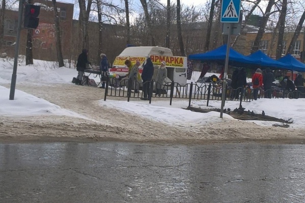 Ярмарка прямо внутри кареты скорой помощи Ярмарка прямо внутри кареты скорой помощи