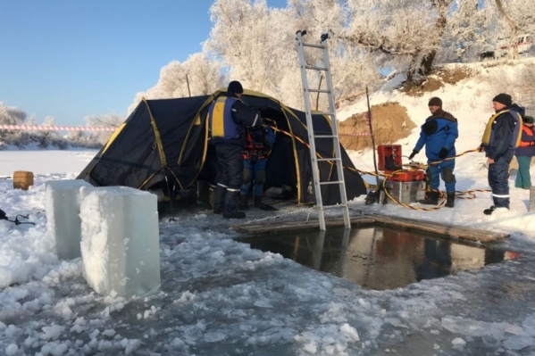 Спасатели бурят лунки и осматривают дно с помощью камер Спасатели бурят лунки и осматривают дно с помощью камер