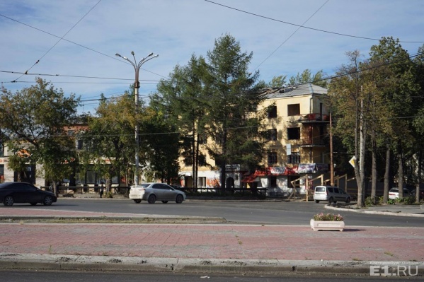 Дом на площади Первой Пятилетки.
Дом на площади Первой Пятилетки.
