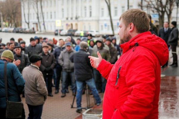 Раньше встречи с избирателями можно было устраивать на крыльце областного правительства Раньше встречи с избирателями можно было устраивать на крыльце областного правительства