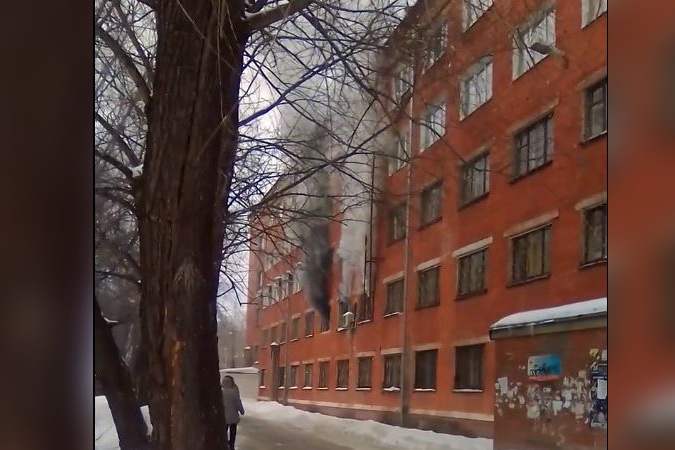 Дым валил из окно второго этажа Дым валил из окно второго этажа