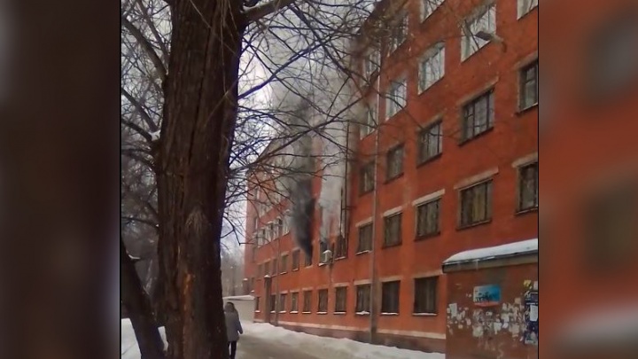 «Было очень много дыма»: в Перми загорелся военкомат на Стахановской