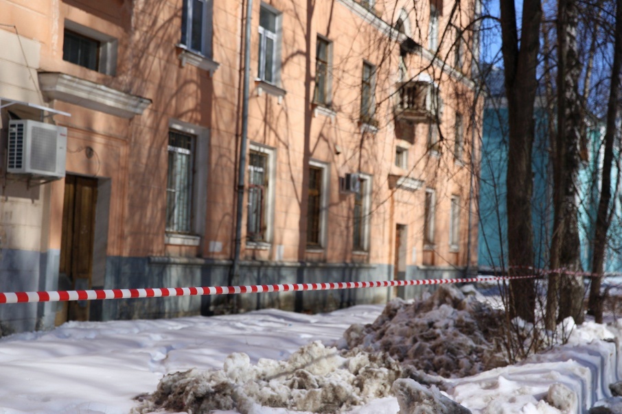 Глыба упала на девочку на улице Спартаковской Глыба упала на девочку на улице Спартаковской