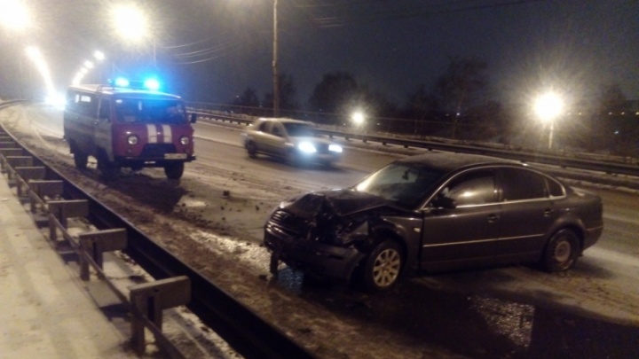 В ночной аварии на съезде с Октябрьского моста пострадал мужчина