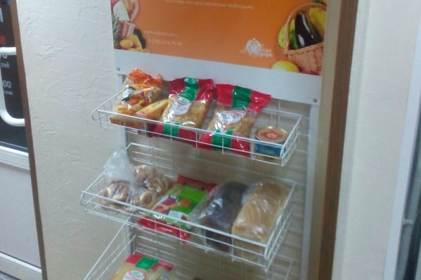 За продуктами приходят нуждающиеся, пенсионеры, люди средних лет и детишки За продуктами приходят нуждающиеся, пенсионеры, люди средних лет и детишки