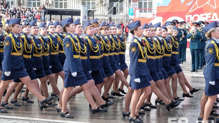 Красавицы в погонах и самоходная артиллерия: самые яркие фото с парада Победы в Перми