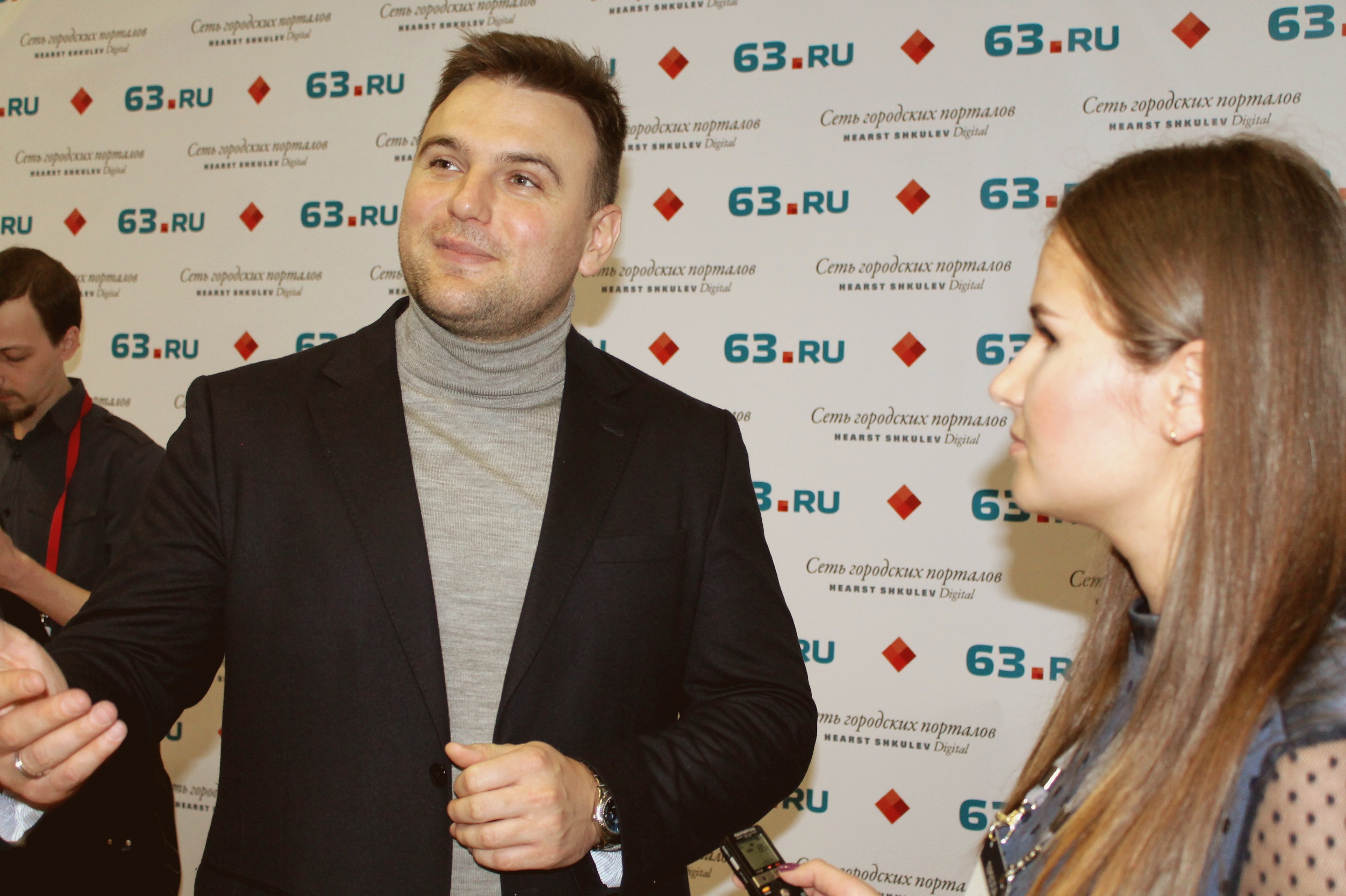 После выступления Роман Тарасенко охотно общался с гостями мероприятия