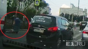 Скорая сбила ребёнка на пешеходном переходе.
Скорая сбила ребёнка на пешеходном переходе.