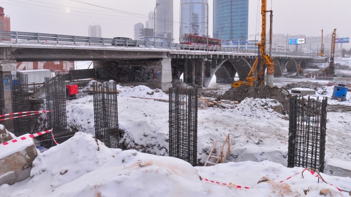 В Екатеринбурге начали строить пролёты дублёра Макаровского моста