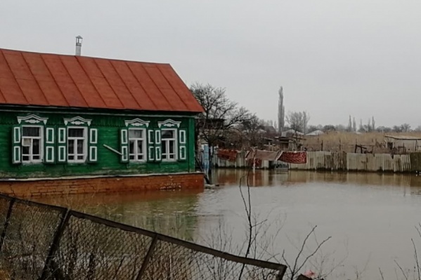 Жители ждут помощи администрации и спасателей Жители ждут помощи администрации и спасателей
