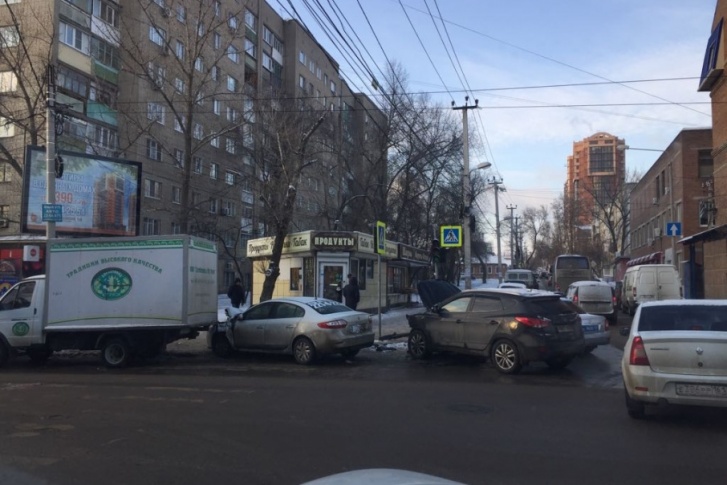 Легковые машины получили сильные механические повреждения Легковые машины получили сильные механические повреждения