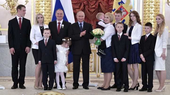 Семья из Ярославля получила награду из рук Владимира Путина