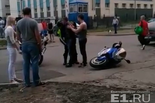 Байкер бросил мотоцикл и попытался скрыться во дворах.
Байкер бросил мотоцикл и попытался скрыться во дворах.