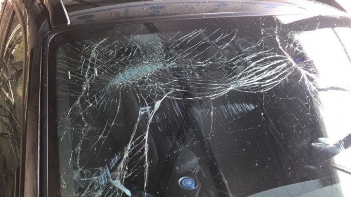 На ростовской автомойке сушитель рухнул на иномарку