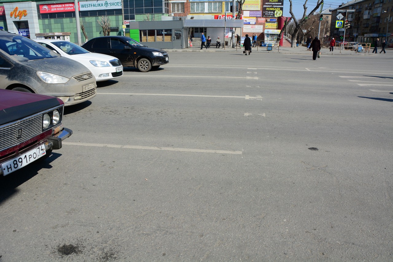 Пока же водители предпочитают останавливаться за несколько метров до едва видимой стоп-линии Пока же водители предпочитают останавливаться за несколько метров до едва видимой стоп-линии