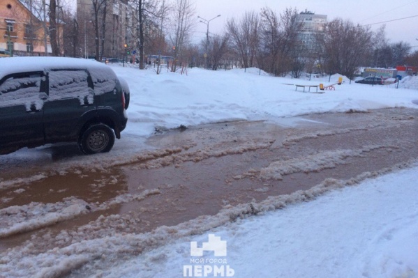 Так сейчас выглядит дорога во дворе дома по улице Карпинского Так сейчас выглядит дорога во дворе дома по улице Карпинского