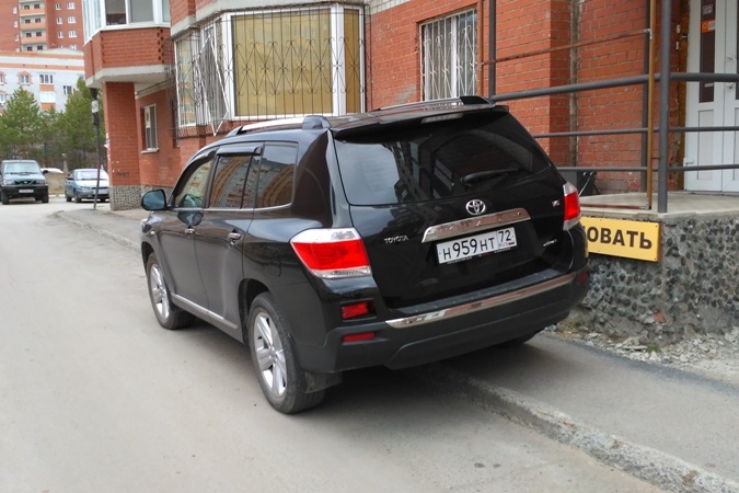 Водитель внедорожника заехал на тротуар у дома № 124 по улице Широтной