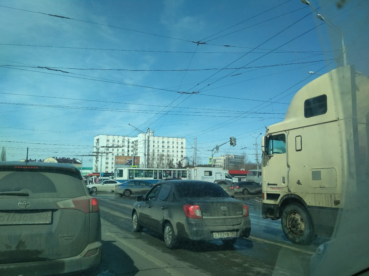 На оживлённом перекрёстке образовался затор На оживлённом перекрёстке образовался затор
