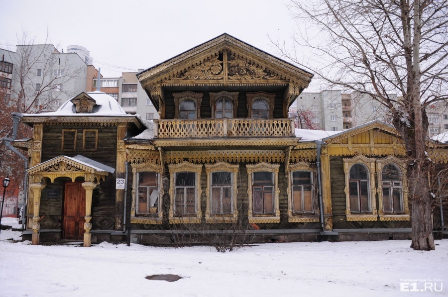 Дом Лебедева образует единый комплекс с 2-этажным домом крестьянина Панова