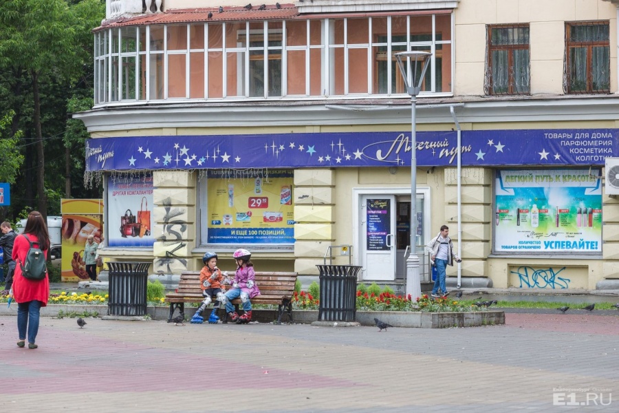 В этот магазин (тогда он назывался иначе) они бегали за коньяком для Румянцевой. В этот магазин (тогда он назывался иначе) они бегали за коньяком для Румянцевой.