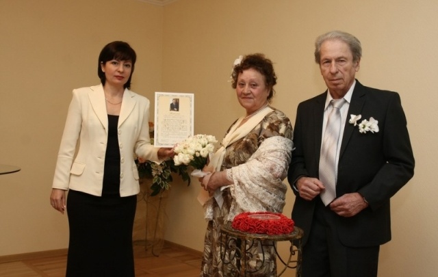Ростовских пенсионеров поздравили с 50-летием брака