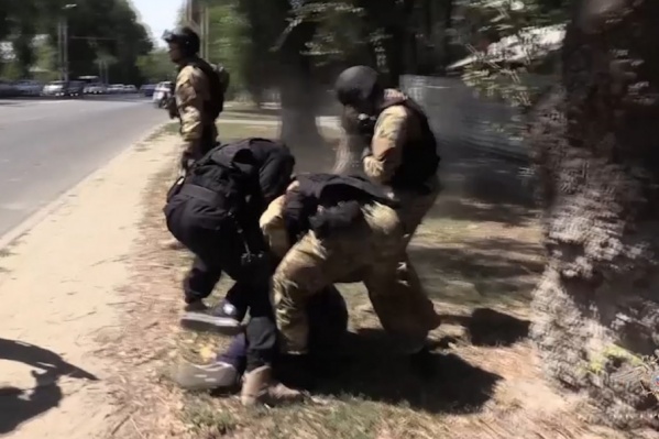 Момент задержания подозреваемых в мошенничестве Момент задержания подозреваемых в мошенничестве