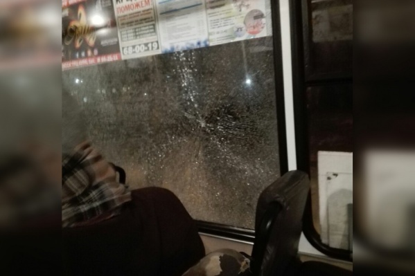 Трещина на стекле автобуса после стрельбы Трещина на стекле автобуса после стрельбы
