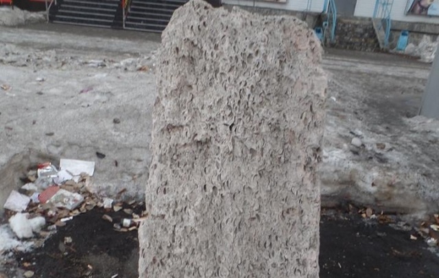На остановке в Челябинске появился «памятник» из воздушного камня