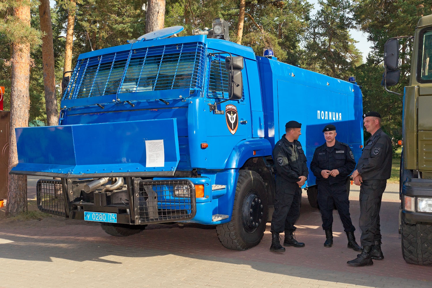 Не обошлось и без военных машин Не обошлось и без военных машин