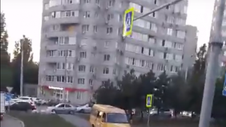 В Ростове маршрутка с пассажирами объезжала пробку по тротуару