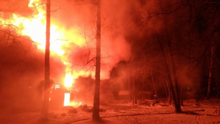 В Ярославле больше пяти часов тушили пожар в расселенном доме