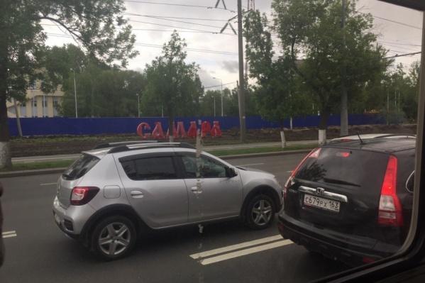 Буквы установили рядом с пешеходной дорожкой Буквы установили рядом с пешеходной дорожкой
