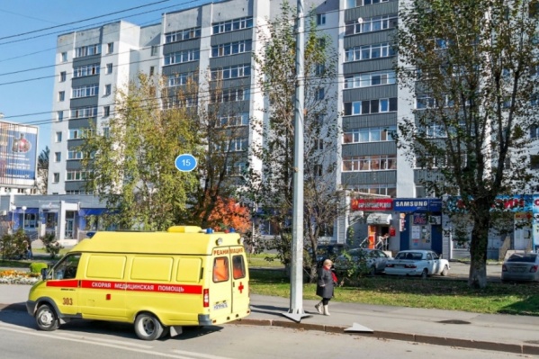 Трагедия произошла у девятиэтажного дома этим утром. Спецслужбы накрыли тело черной непрозрачной плёнкой, скрыв из поля зрения прохожих Трагедия произошла у девятиэтажного дома этим утром. Спецслужбы накрыли тело черной непрозрачной плёнкой, скрыв из поля зрения прохожих