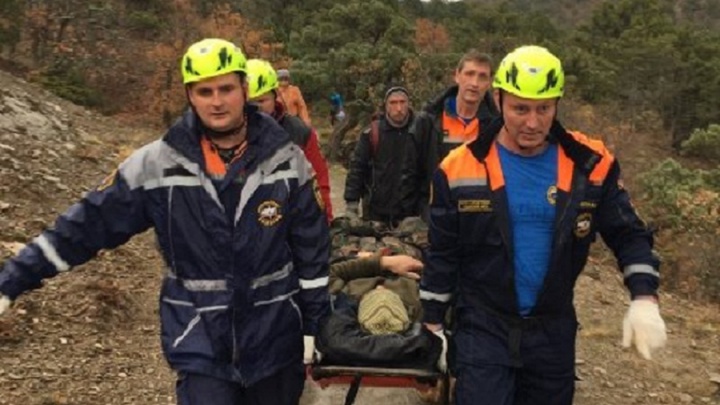 Полтора километра несли на носилках: в Крыму на горной тропе спасли пермяка, у которого онемели ноги