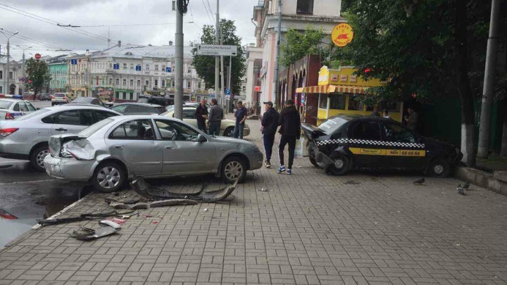 ДТП на шестерых: машины разметало по площади Волкова в Ярославле