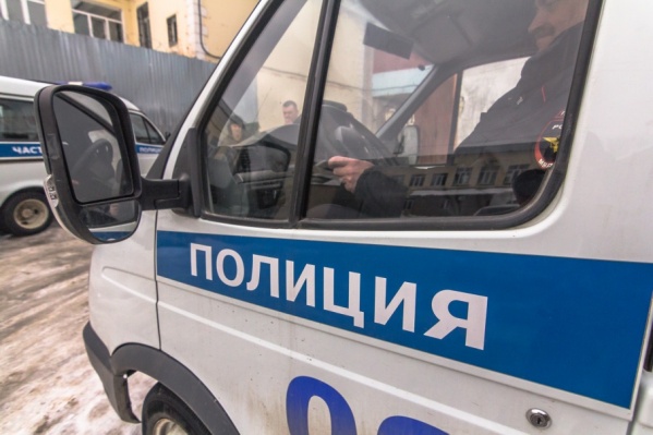 Оперативники задержали мужчину и доставили его следователям Оперативники задержали мужчину и доставили его следователям