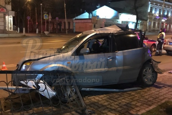 Легковой автомобиль получил серьезные повреждения Легковой автомобиль получил серьезные повреждения