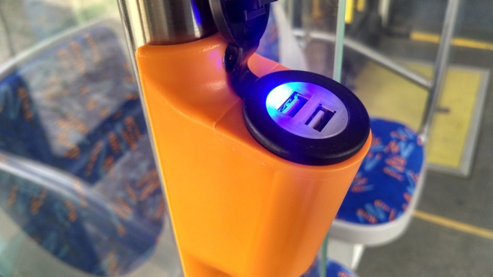 Теперь в новых ростовских трамваях можно зарядить мобильный телефон