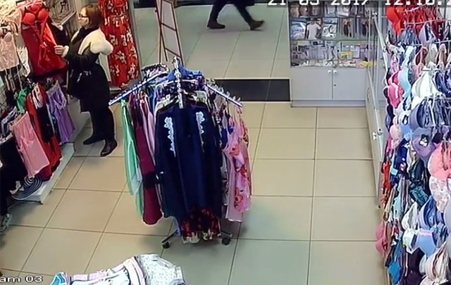 Женщина, крадущая нижнее бельё из челябинского магазина, попала на видео