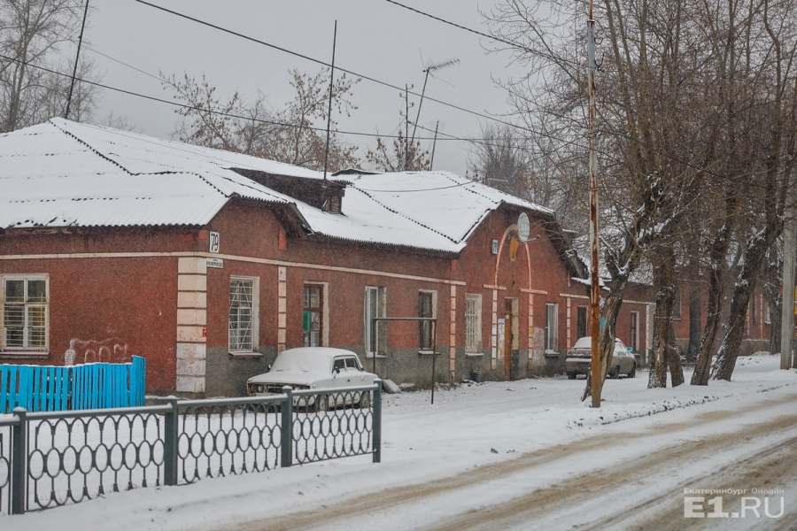 Бараки стоят практически в конце улицы
Бараки стоят практически в конце улицы