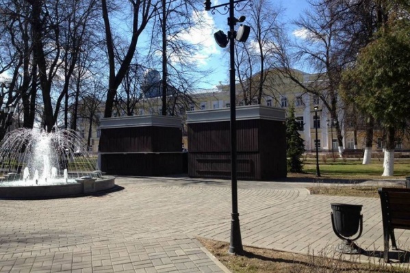 Деревянные постройки поставили почти в центре сквера Деревянные постройки поставили почти в центре сквера