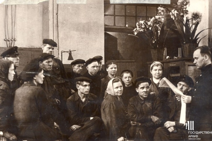 Агитатор Мосягин читает газету группе работников депо Пермь-II, 1954 г. Молотов