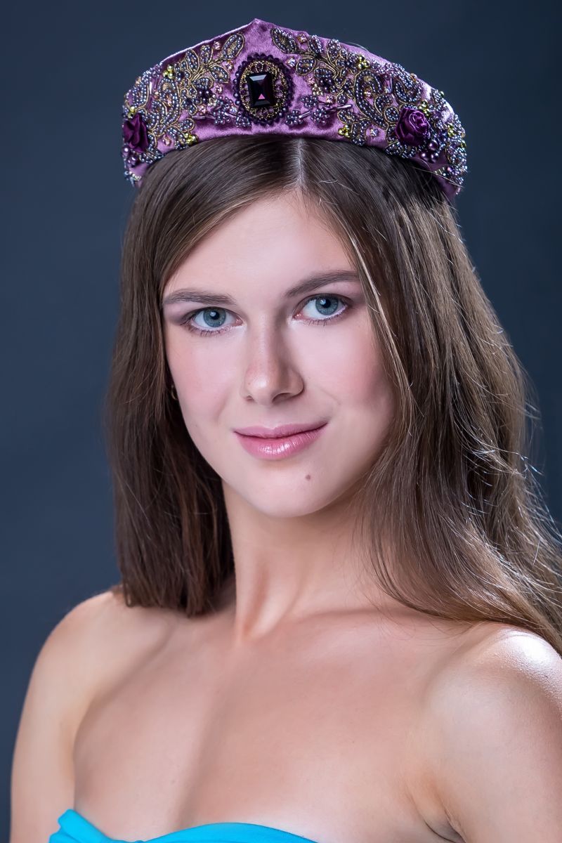 17-летняя Екатерина Силаева: "Каждое утро я просыпаюсь с мыслью о том, что сегодня предстоит ряд новых возможностей и событий! Учусь в 11-м классе 47-й гимназии на социально-гуманитарном профиле. Свободное от учёбы время я посвящаю стрельбе из лука, танцам, модельному агентству, а также игре на гитаре и ударных. По жизни иду с девизом: "Жить сегодняшним днём, а не завтра и потом. Ценить то, что ты имеешь, иметь то, во что ты веришь!"
17-летняя Екатерина Силаева: "Каждое утро я просыпаюсь с мыслью о том, что сегодня предстоит ряд новых возможностей и событий! Учусь в 11-м классе 47-й гимназии на социально-гуманитарном профиле. Свободное от учёбы время я посвящаю стрельбе из лука, танцам, модельному агентству, а также игре на гитаре и ударных. По жизни иду с девизом: "Жить сегодняшним днём, а не завтра и потом. Ценить то, что ты имеешь, иметь то, во что ты веришь!"