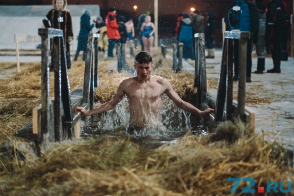 Перекреститься и трижды полностью окунуться в воду. Звучит просто, но нужна сила воли, чтобы решиться окунуться в прорубь Перекреститься и трижды полностью окунуться в воду. Звучит просто, но нужна сила воли, чтобы решиться окунуться в прорубь